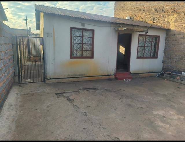 2 BEDROOM HOUSE FOR SALE IN ORLANDO WEST